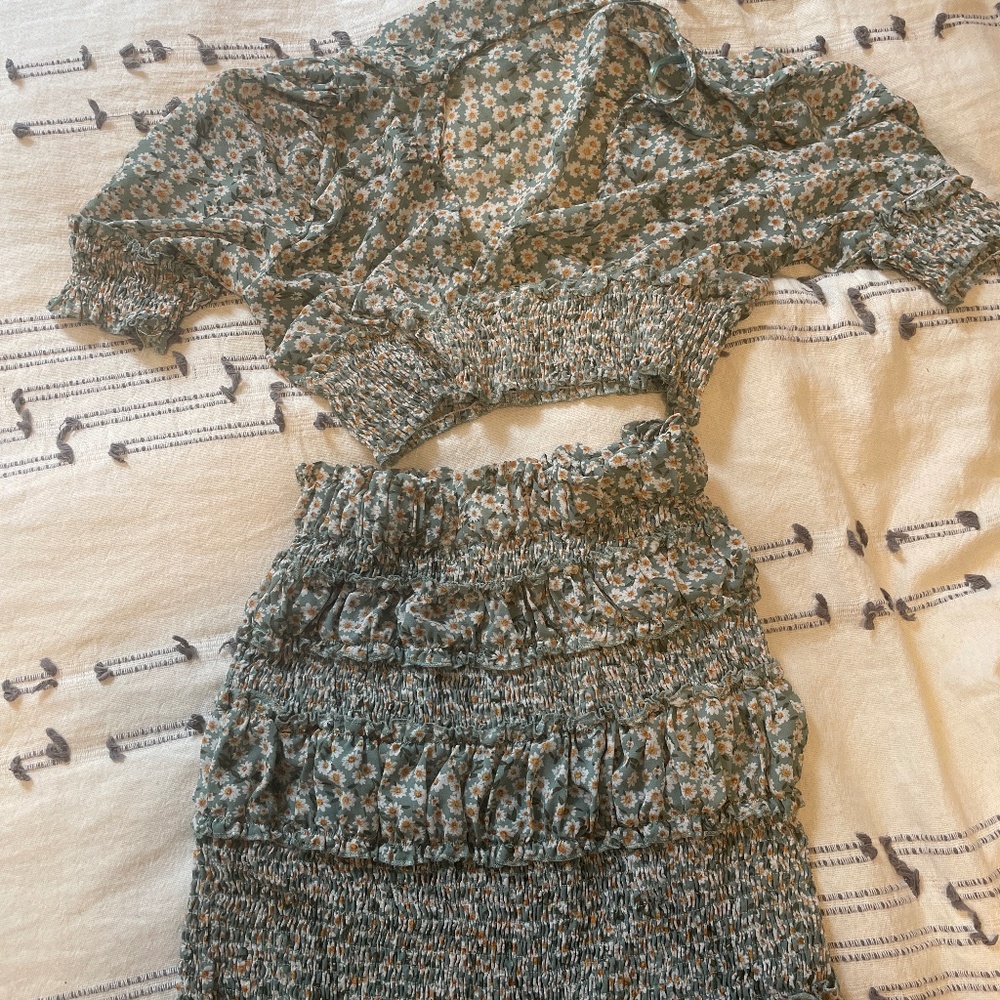 Green Daisy print coord top and skirt set size 12
